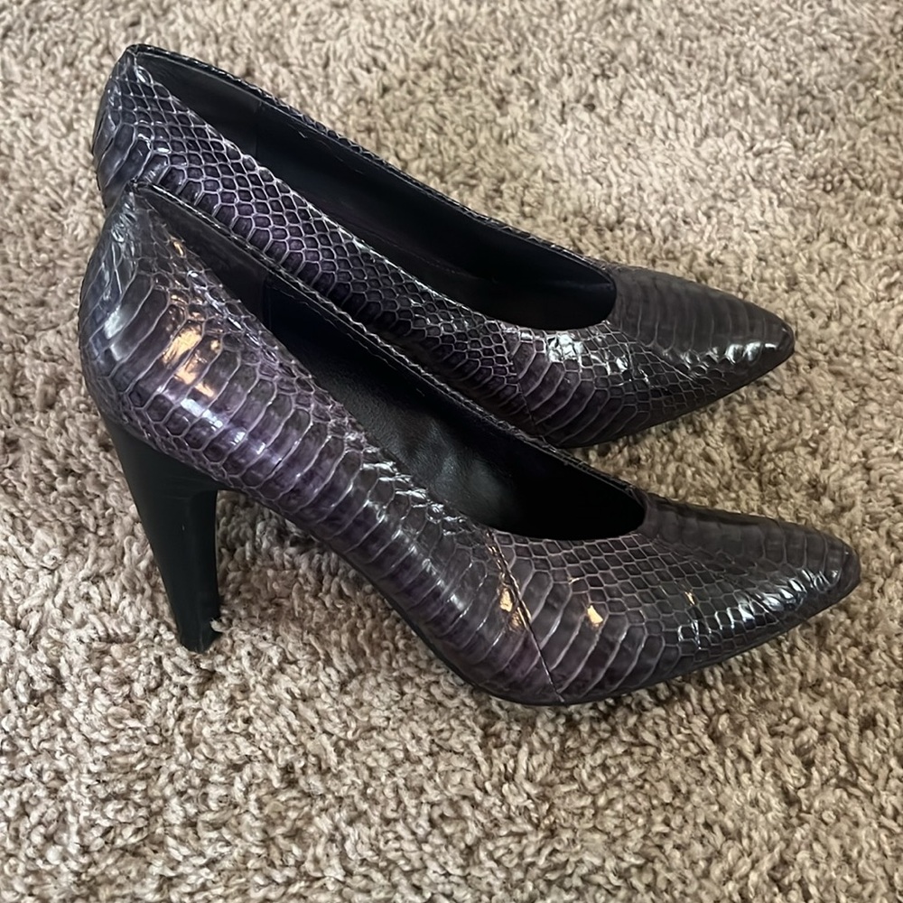 B. Makowsky women’s heel sz 7.5M snake skin print